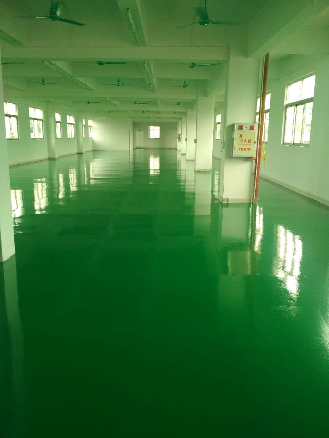 環(huán)(huán)氧樹(shù)脂滾涂地板
